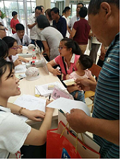 郑州军海医院“医疗扶贫·抗癫中原”活动今天，伊川县数十名癫痫病患者在这里得到了医疗救助