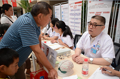 郑州军海医院“医疗扶贫·抗癫中原”活动今天，伊川县数十名癫痫病患者在这里得到了医疗救助