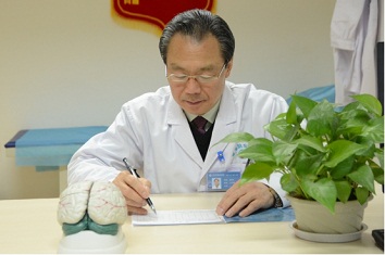 四处求医癫痫患者康复，感激癫痫名医樊凤海送来了锦旗